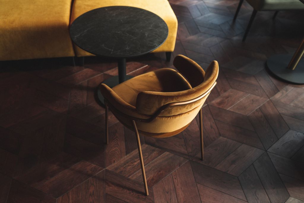 Une chaise à une table